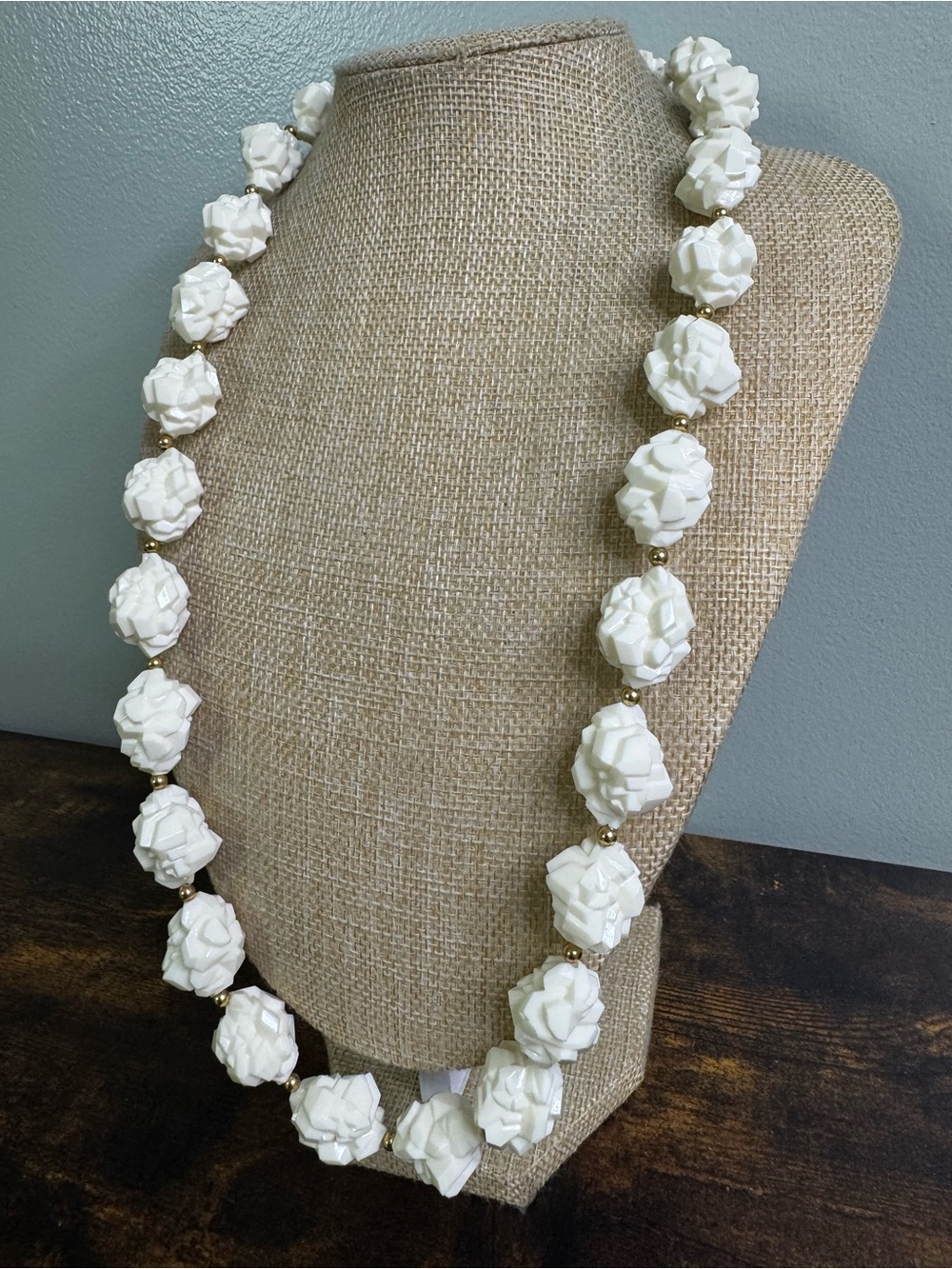 Vintage Cream Bead Necklace with Gold Accents - Rocks, Deco, Iconic - Picture 2 of 9